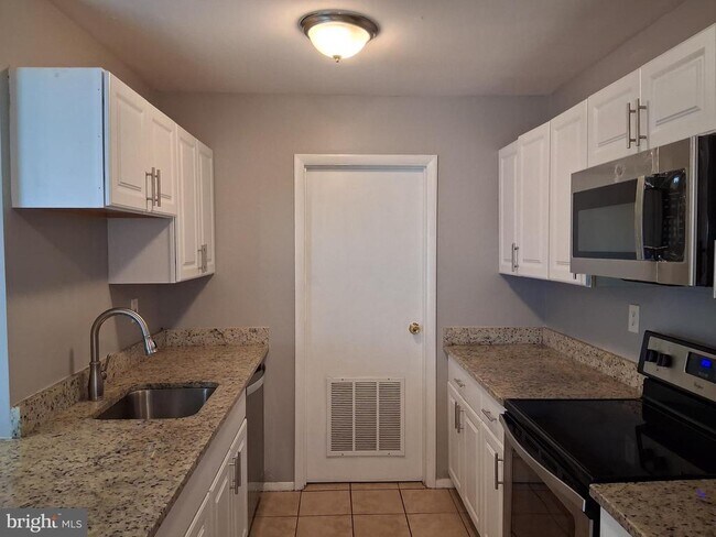 Building Photo - 929 Topview Dr