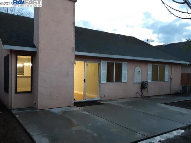 Building Photo - 1205 Cribari Dr