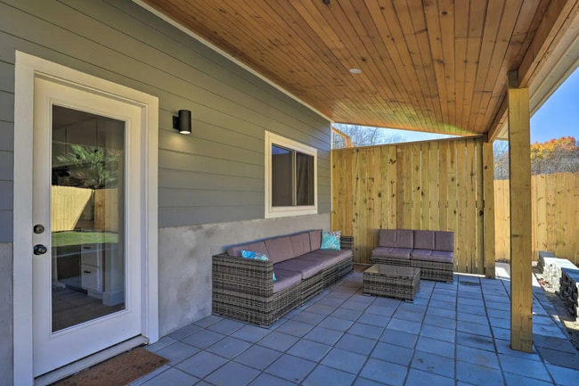 Building Photo - Black Mountain Furnished Lower Level Apart...