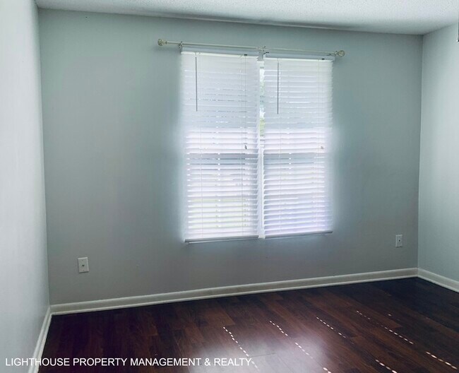 Building Photo - Spacious 4-Bedroom, 2-Bath with Fenced Yar...