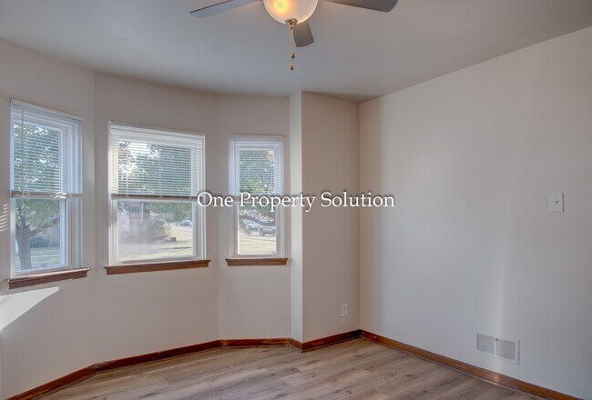 Building Photo - 700 E 36th Ave