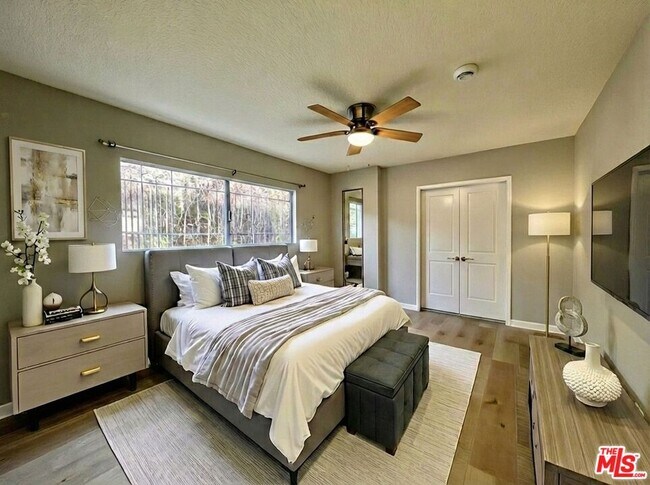 Building Photo - 533 W 75th St