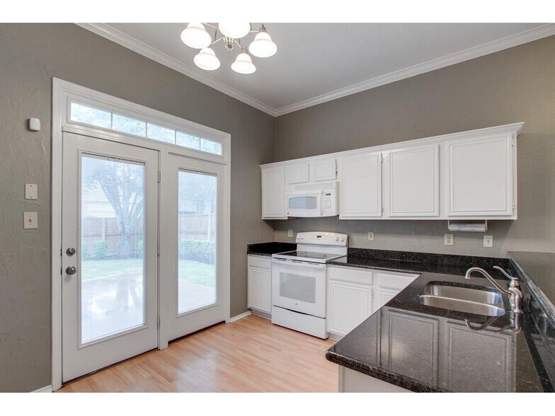 Building Photo - 546 Raintree Cir