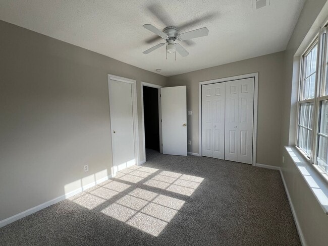 Building Photo - Beautiful 2 bedroom 2.5 bath town home loc...