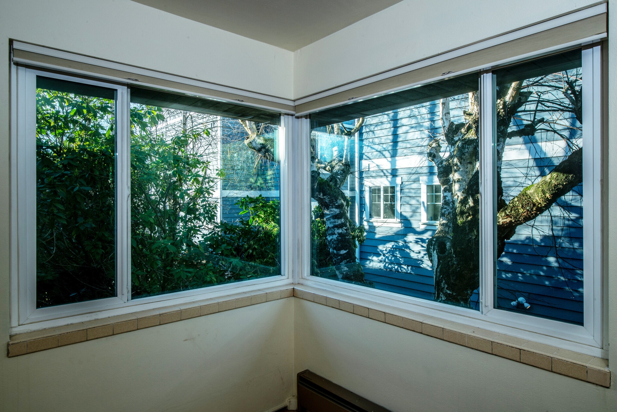 Building Photo - 922 10th Ave E