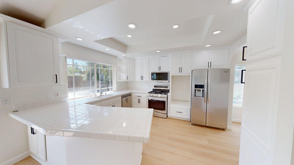 Building Photo - 2802 Sierra Dr