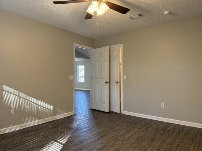 Building Photo - 862 Lyndsi Ln