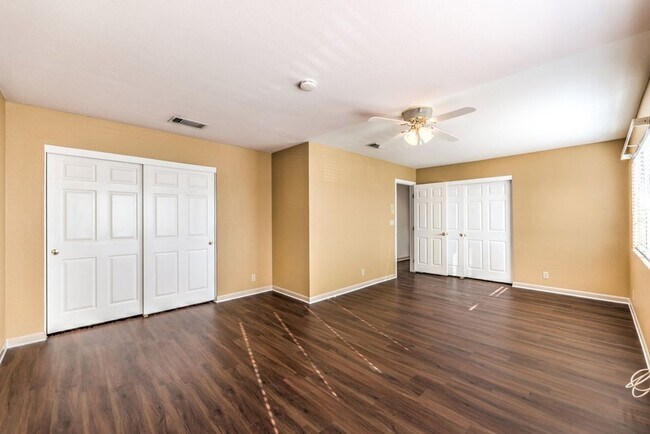 Building Photo - 3 Bed room Pool home in Desert Shores