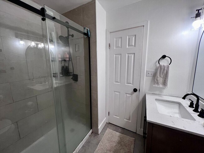 Building Photo - Beautifully ranch-style home in Central Virginia Beach