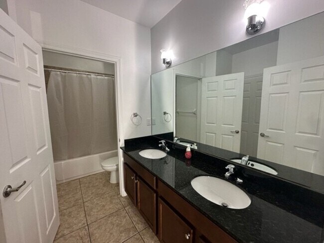 Building Photo - 1045 Villas LLC (1035 NE 10th Ave)