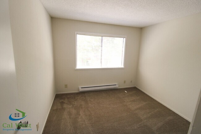 Building Photo - $2595 - 2 Bedroom, 2 Bath Upstairs Condo i...