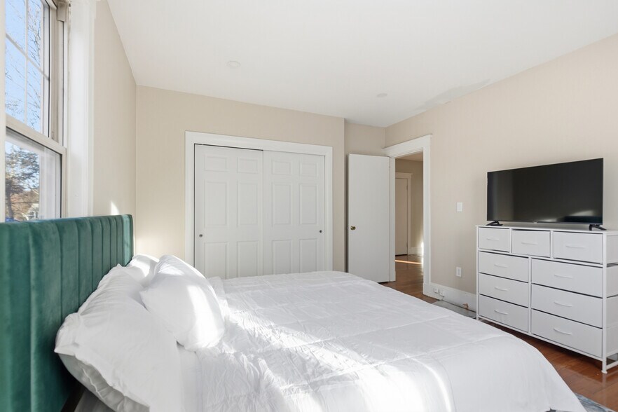 Building Photo - 706 Metropolitan Ave