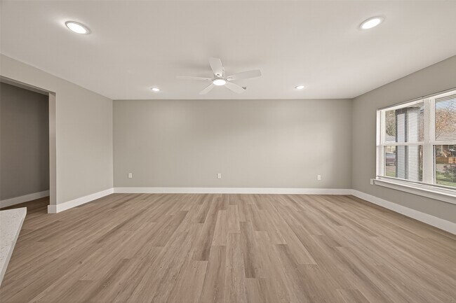 Building Photo - 3527 La Retama Dr