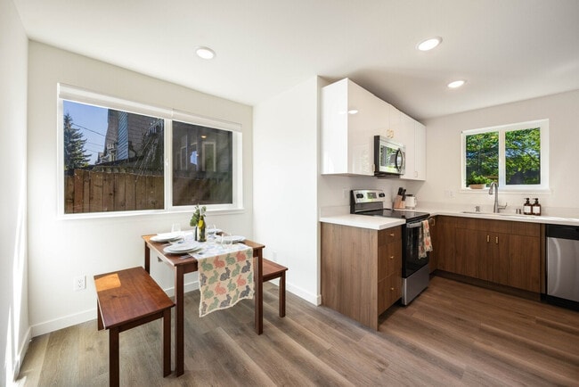 Building Photo - 11520 Roosevelt Way NE