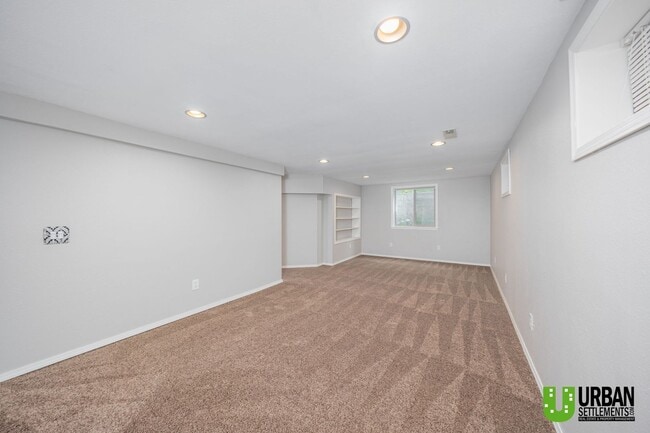 Building Photo - Spacious 4 bedroom and 3 bathroom house fo...