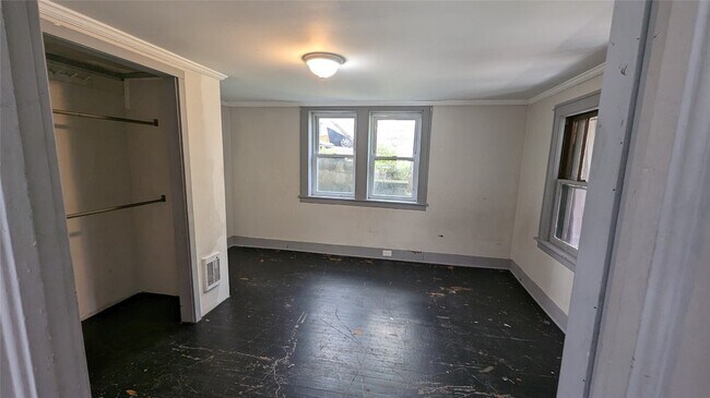 Building Photo - 105 Sergeant St