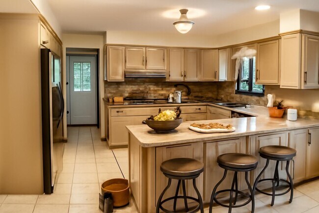 Building Photo - 44 Kingston Dr