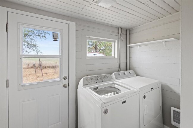 Building Photo - Charming Farmhouse in Fairfield