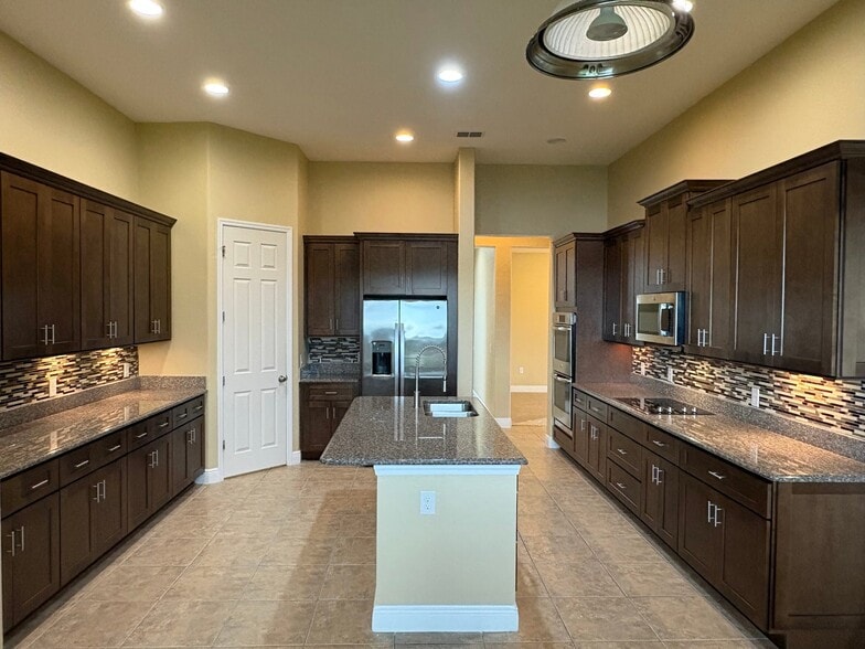 Building Photo - 3700 Paradiso Cir