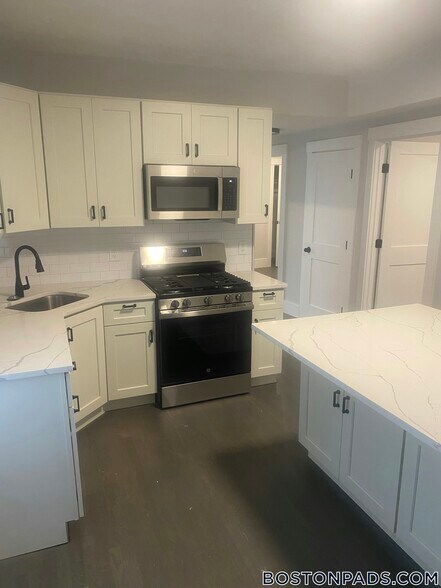 Building Photo - 118 Marginal St