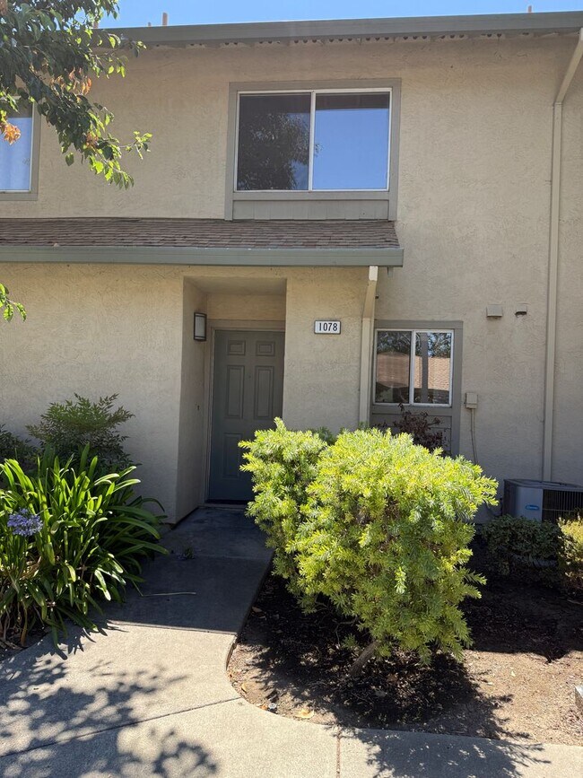 Building Photo - SPACIOUS 1 BEDROOM, 1.5 BATHROOM TOWNHOME IN SAN JOSE. MUST SEE!!!