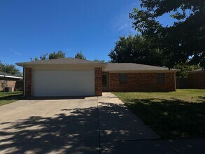 Building Photo - 3/2/2 Located of Washington and Hillside