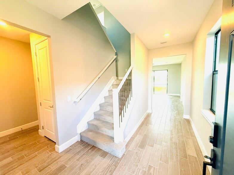 Building Photo - 6256 Baywood Ct