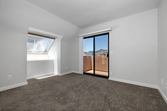 Building Photo - Mission Beach. 3 bedroom, 2.5 bath, 2 car garage,