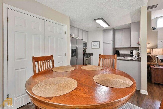 Building Photo - 50 Greens Ct