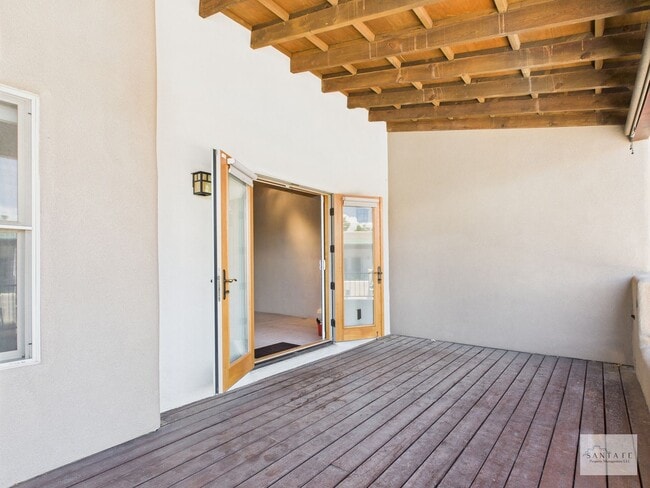 Building Photo - Beautifully Done Custom Built Townhouse wi...
