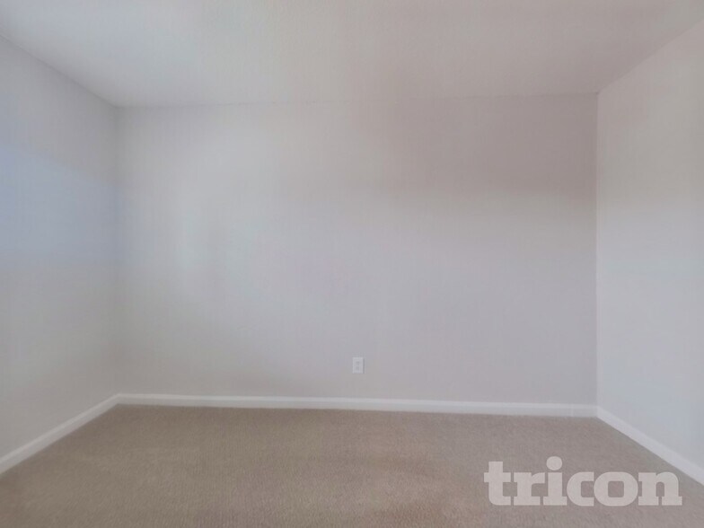 Building Photo - 2236 Dunlap Dr