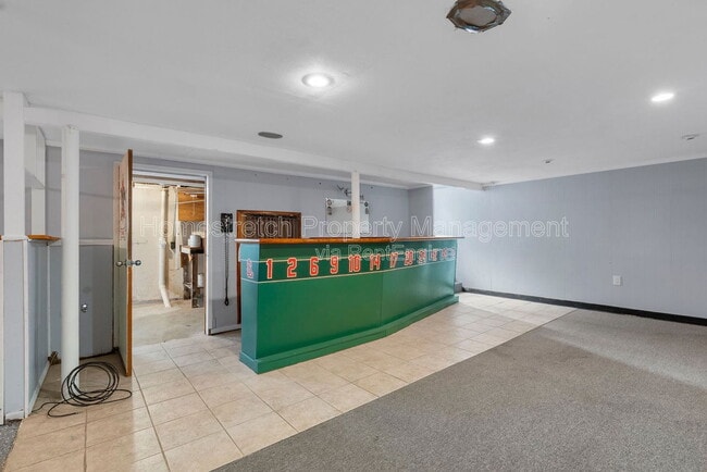 Building Photo - 560 Falcon Dr