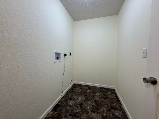 Building Photo - Gorgeous 5 Bedroom, 3 Bathroom two Level H...
