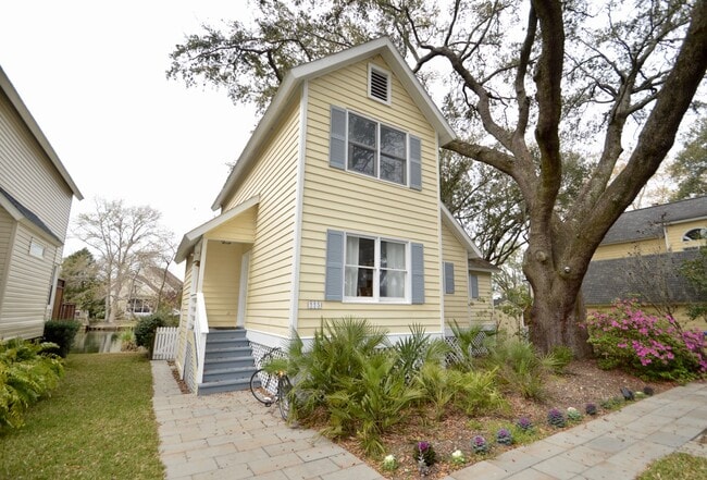Building Photo - 775 Lake Frances Dr