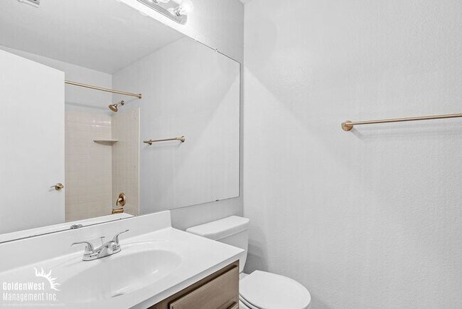 Building Photo - Bright 2Bdm 2.5Ba Townhome at Villa de Paz!