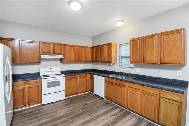 Building Photo - Spacious 5BR / 3BA Single-Family Home with Convenient City Access