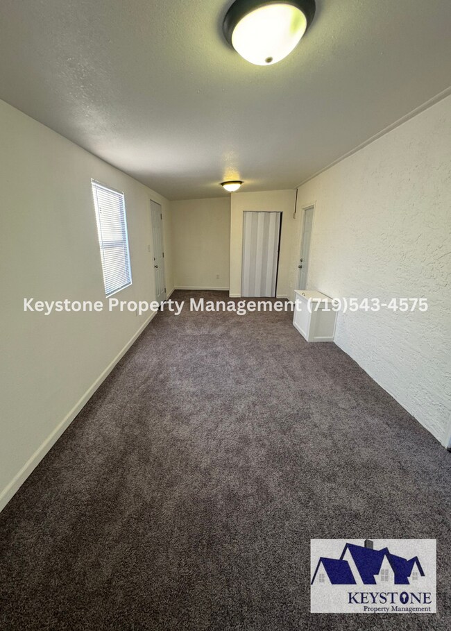 Building Photo - Fully Renovated Home 4+ bedrooms/2 Bathrooms $1550/$1550