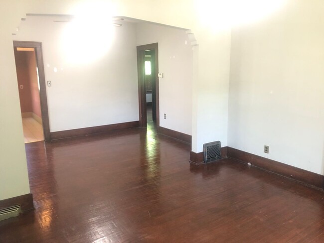 Building Photo - Charming 2BR,1 bath house with updated app...