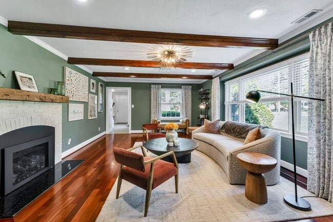 Building Photo - A rare estate-style rental in Thoroughgood