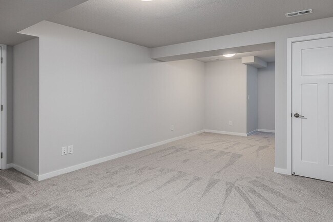 Building Photo - Great 3 Bedroom Single-Family Home in Urba...