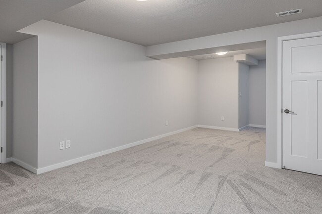 Building Photo - Great 3 Bedroom Single-Family Home in Urbandale