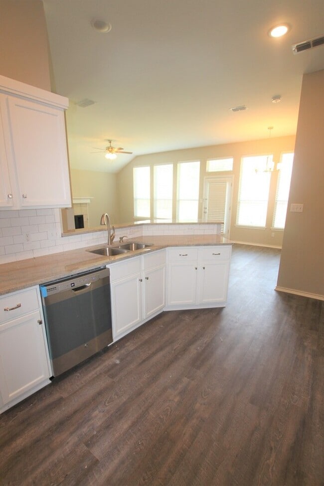 Building Photo - 3 Bedroom 2 Bath in Whitehouse ISD!