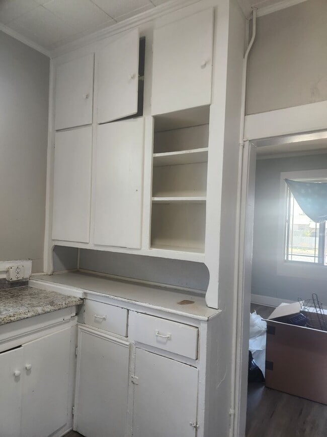 Building Photo - E. Walnut 2br 1 ba w/d hookup