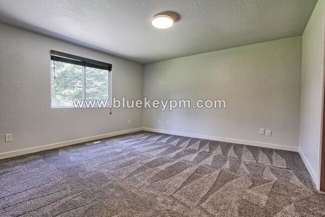 Building Photo - 3 Bed, 2 Baths Home in North Image Neighborhood with Large Yard