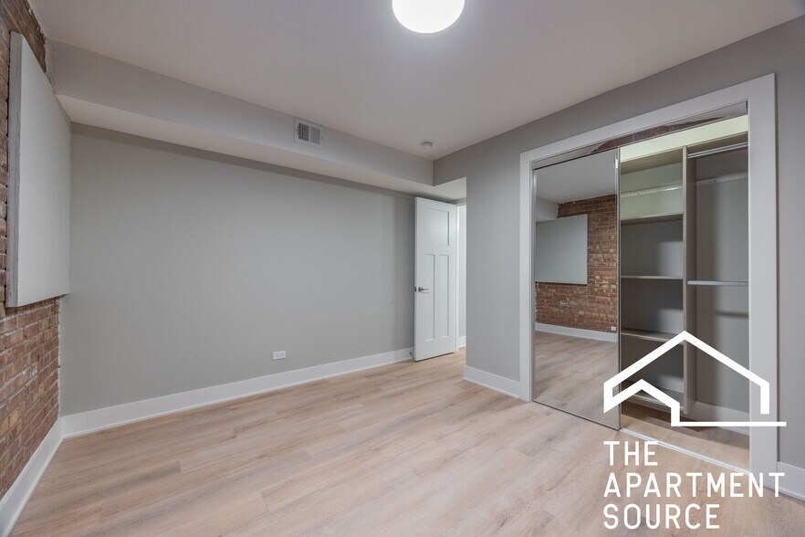 Building Photo - 1214 N La Salle Dr