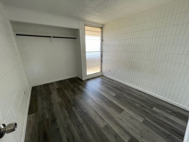 Building Photo - Upgraded 3 bedroom 2 Bath w/ 1 parking! La...