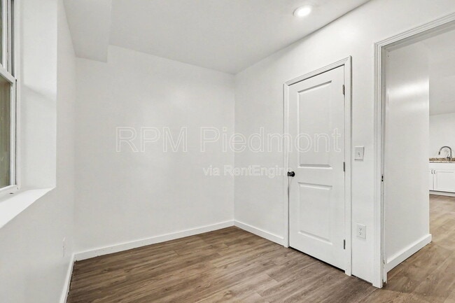 Building Photo - 2496 Lester St
