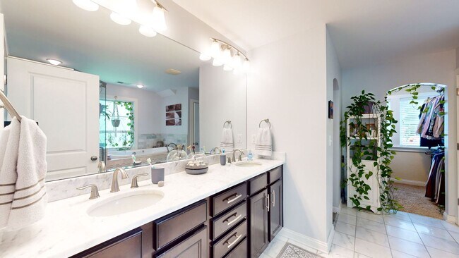 Building Photo - 3 Bed/4.5 Bath Crescent Hill Charmer with 2 Car Garage