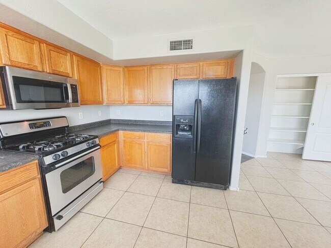 Building Photo - 4BR / 2.5BA Home with Expansive Lot – 2-Car Garage, Community Pools & Golf