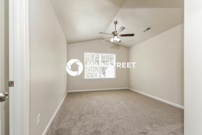 Building Photo - 3 Bedroom Pet-Friendly Home in GREENSBORO,...